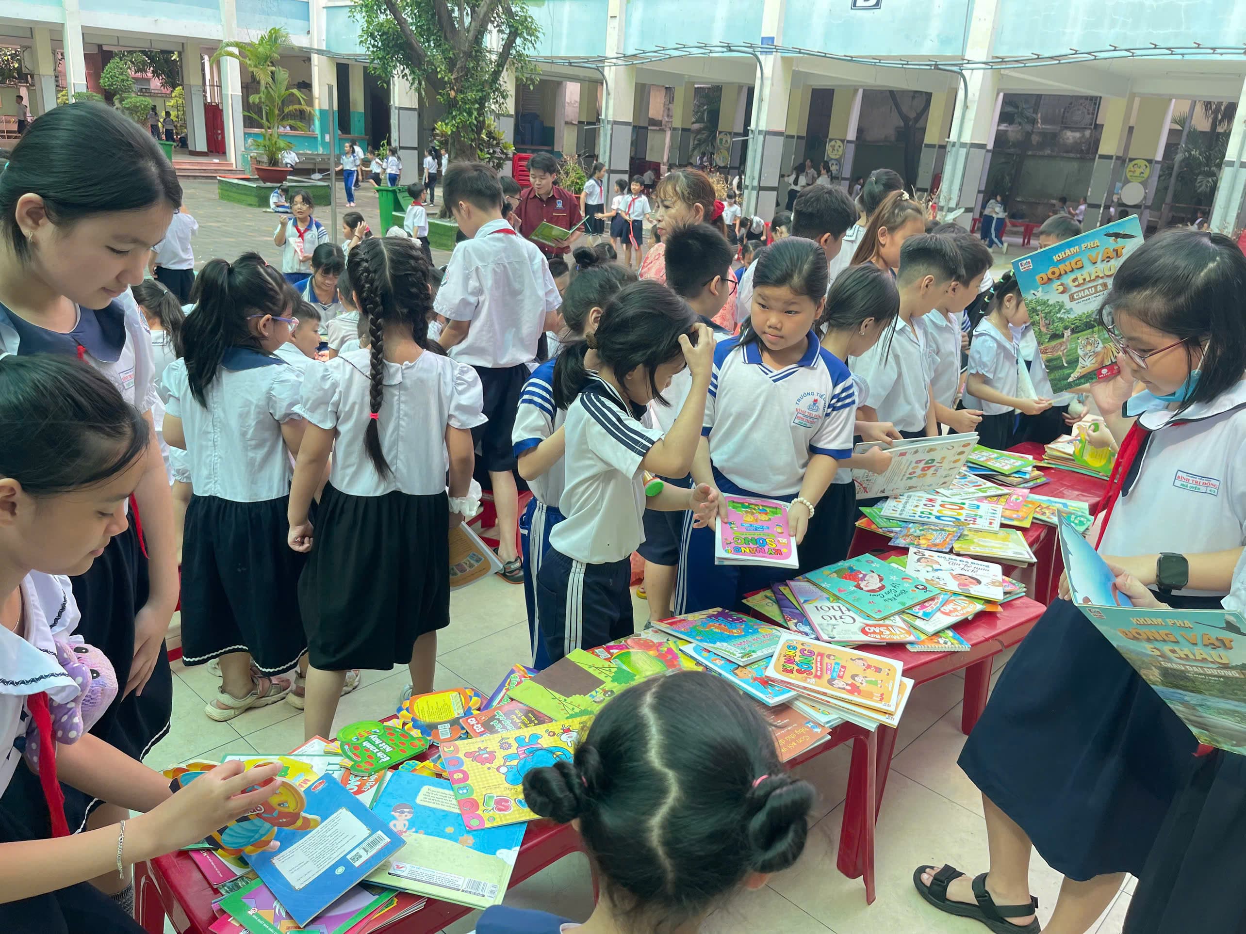A shared moment capturing the spirit of the reading day - Binh Tri Dong Primary School