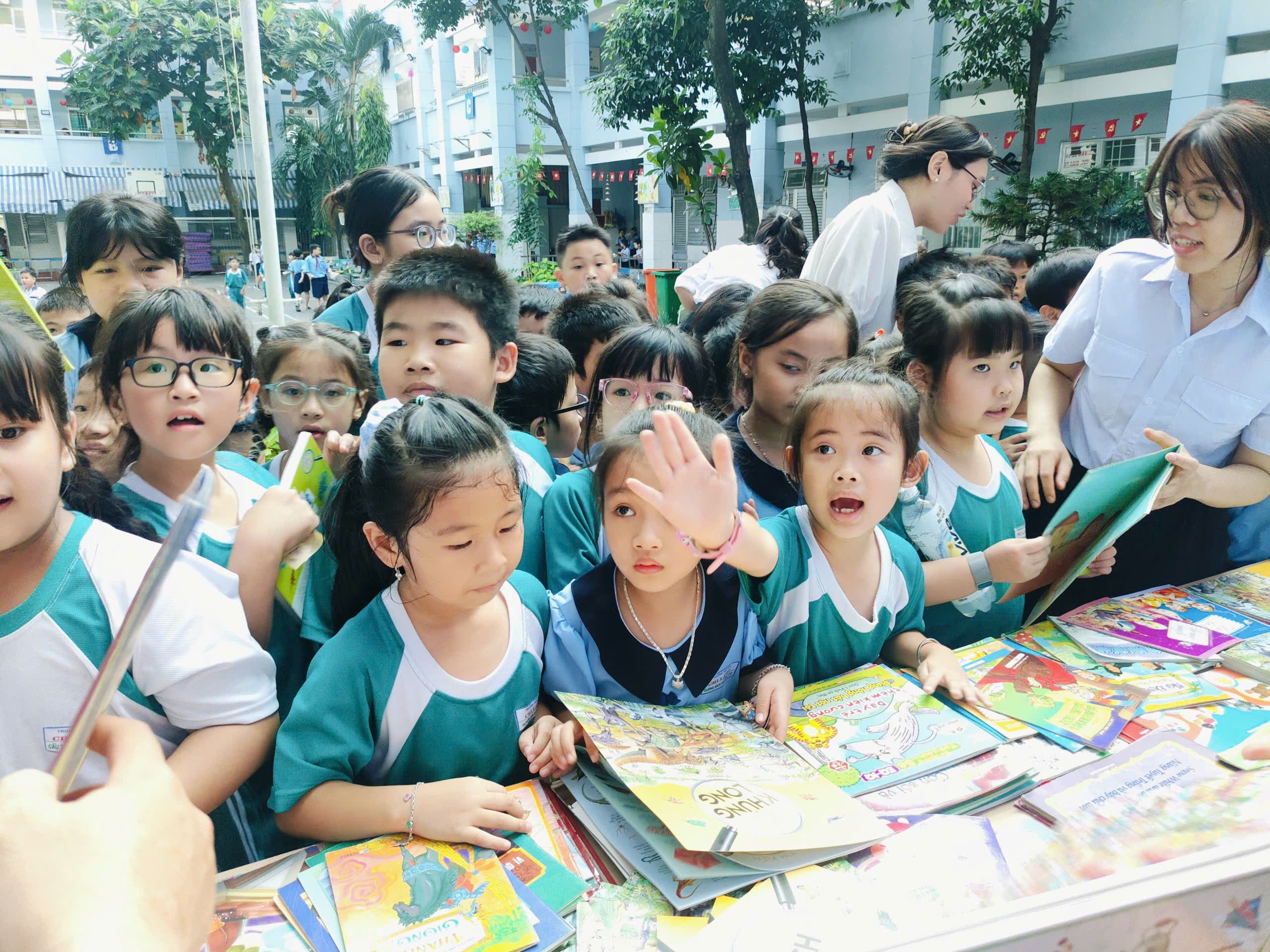 The joy of finding a book each child wants to explore - Chi Lang Primary School