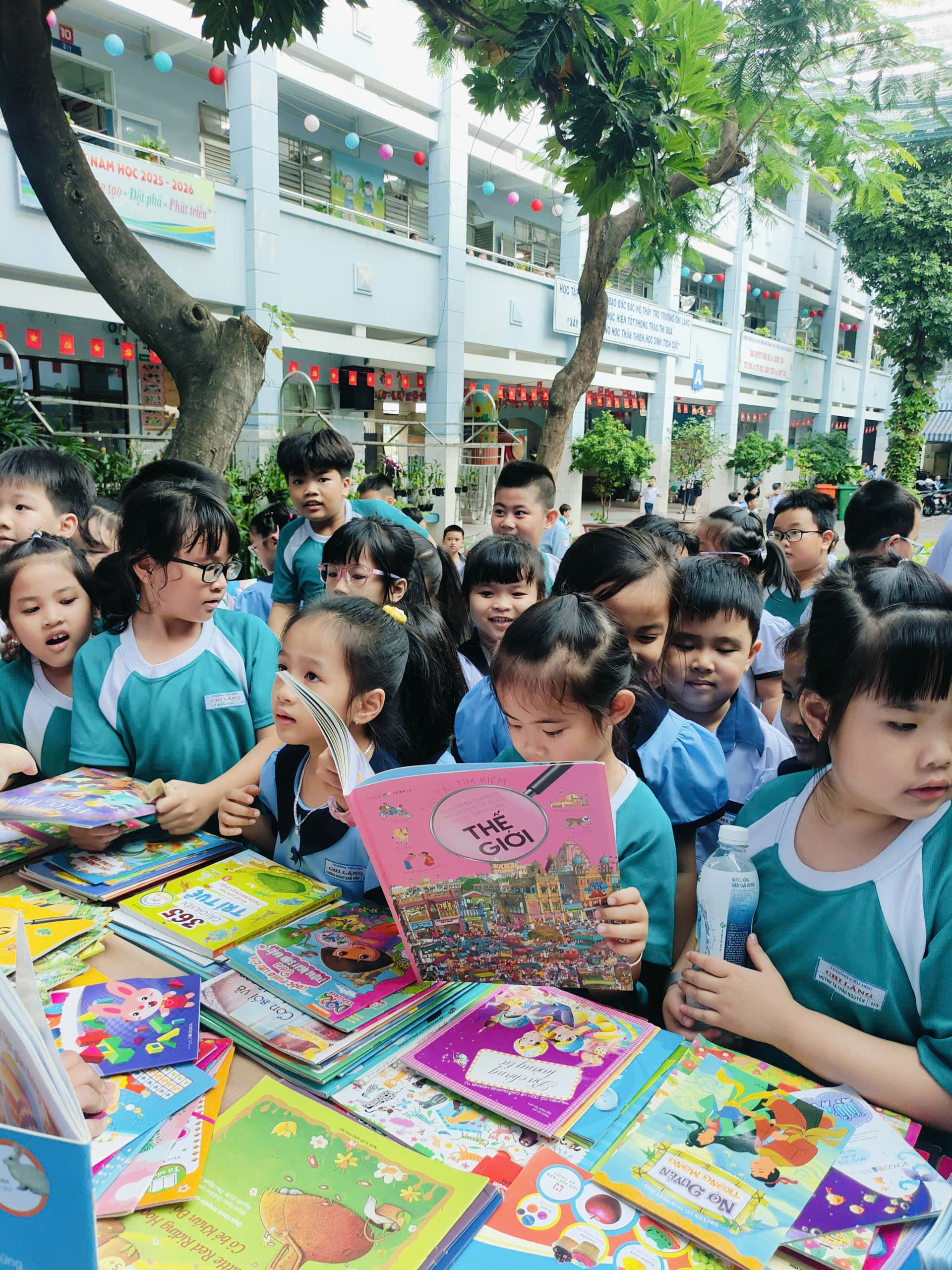 A shared moment capturing the spirit of the reading day - Chi Lang Primary School