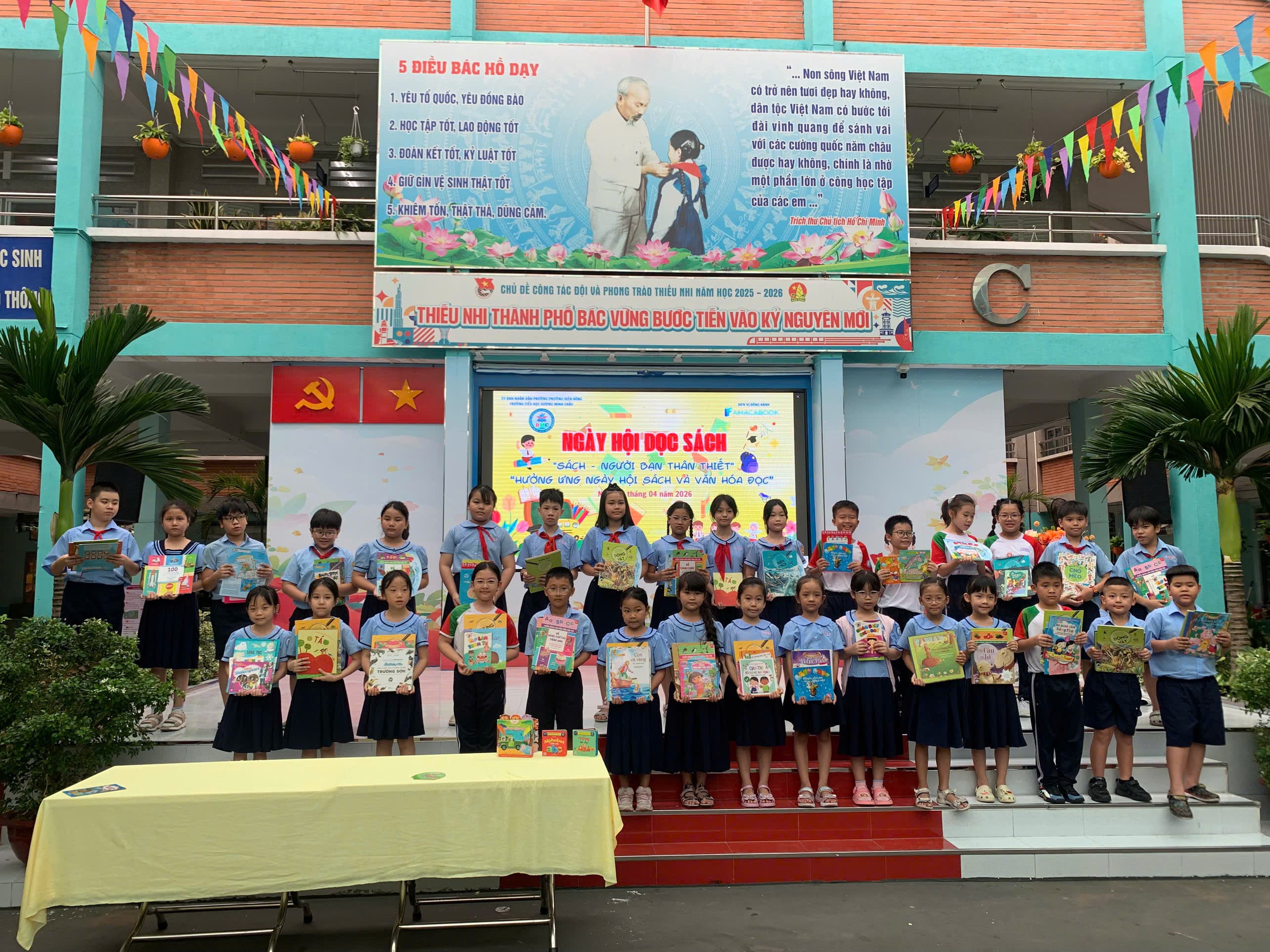 A shared moment capturing the spirit of the reading day - Duong Minh Chau Primary School