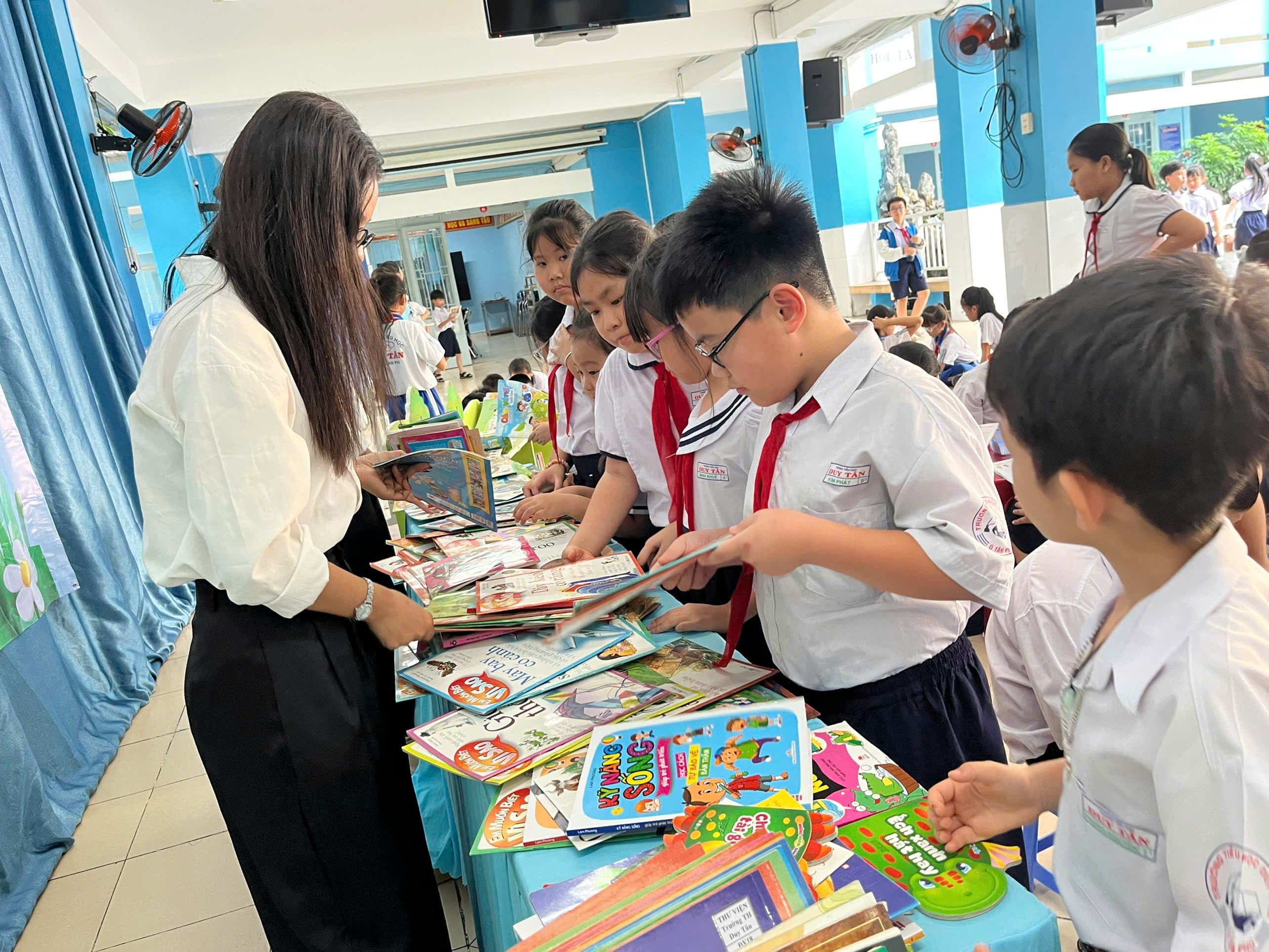 A reading moment at Duy Tan Primary School