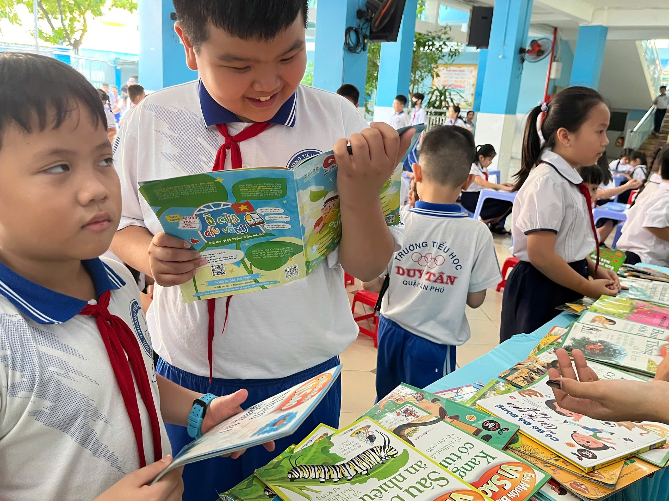 The joy of finding a book each child wants to explore - Duy Tan Primary School