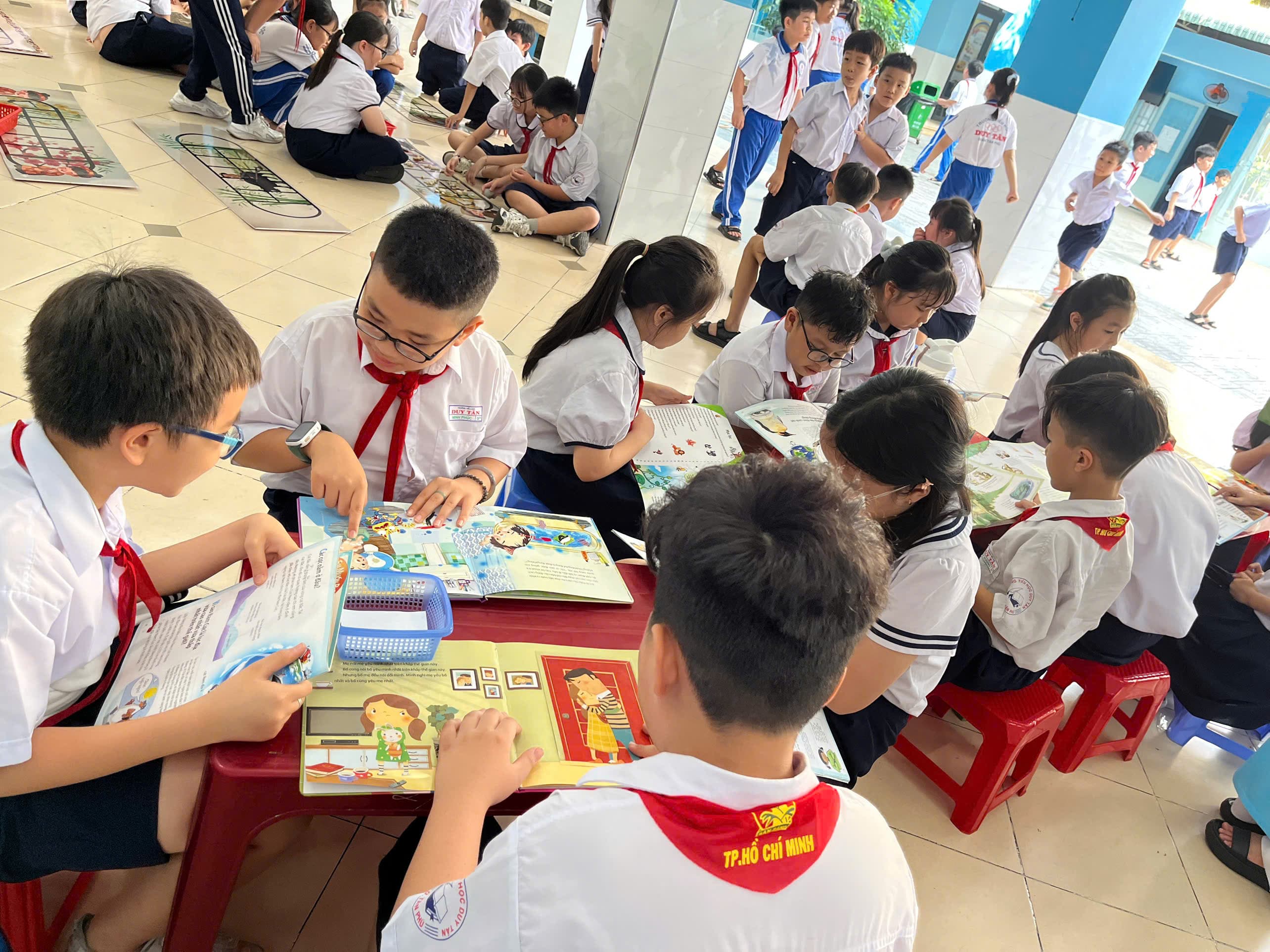 An open reading space taking shape on the school campus - Duy Tan Primary School