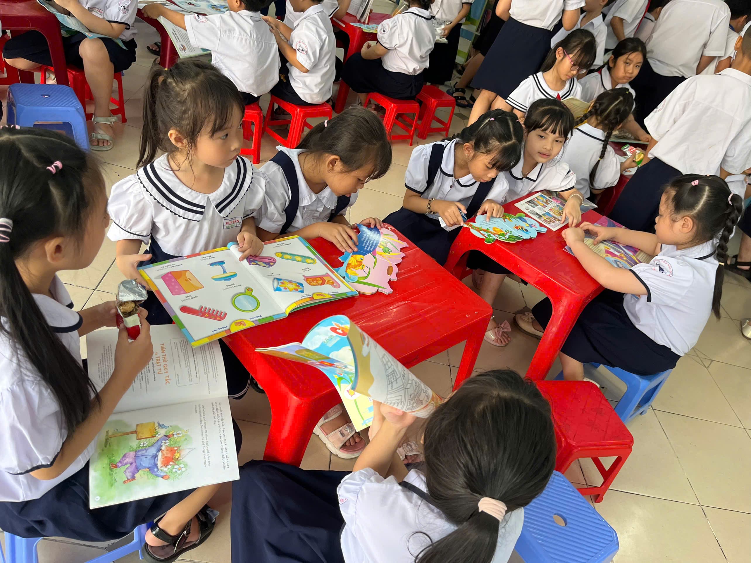 A shared moment capturing the spirit of the reading day - Duy Tan Primary School