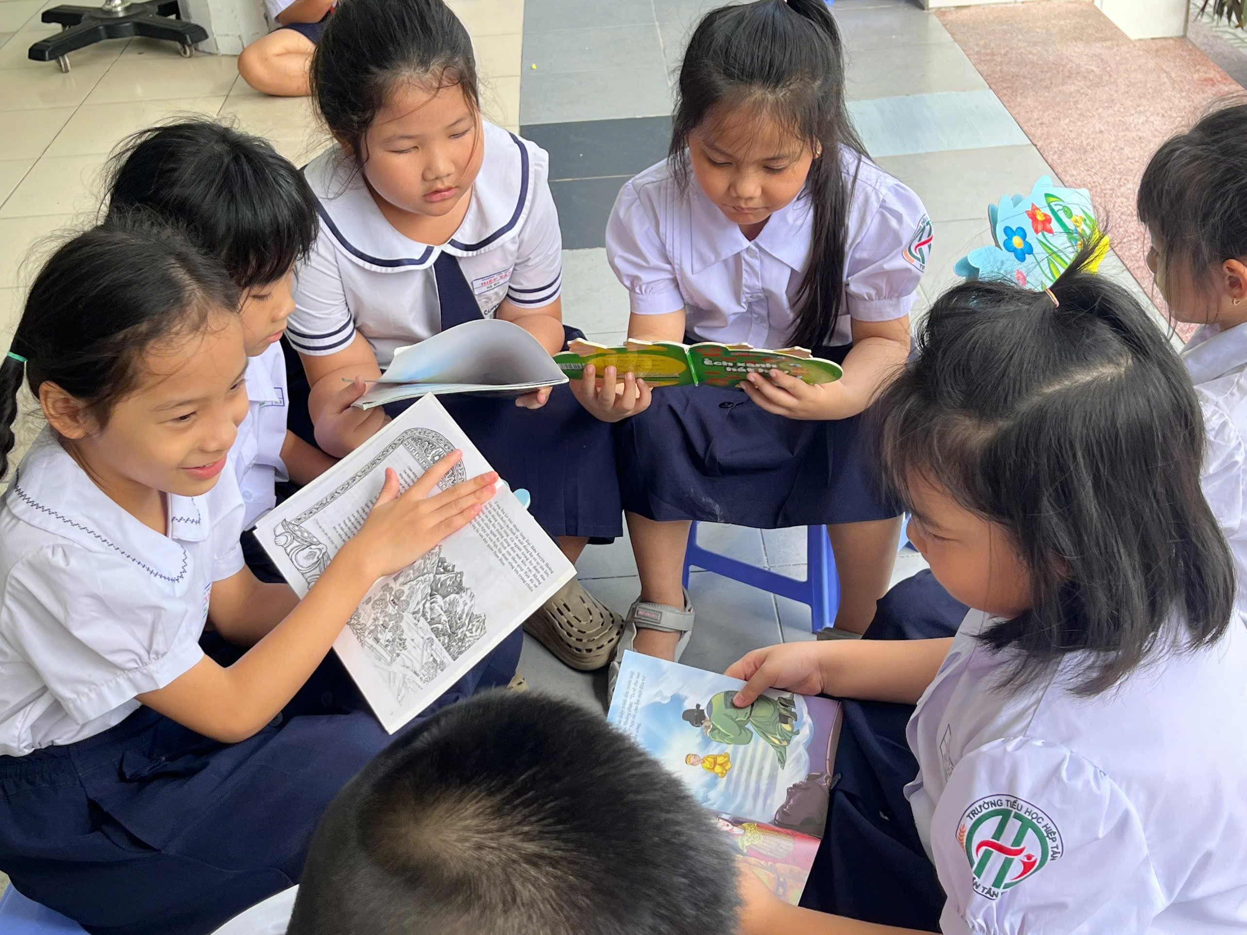 A shared moment capturing the spirit of the reading day - Hiep Tan Primary School