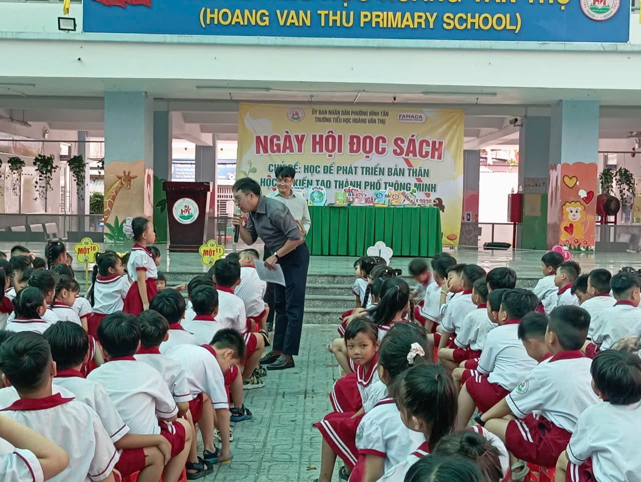 A shared moment capturing the spirit of the reading day - Hoang Van Thu Primary School