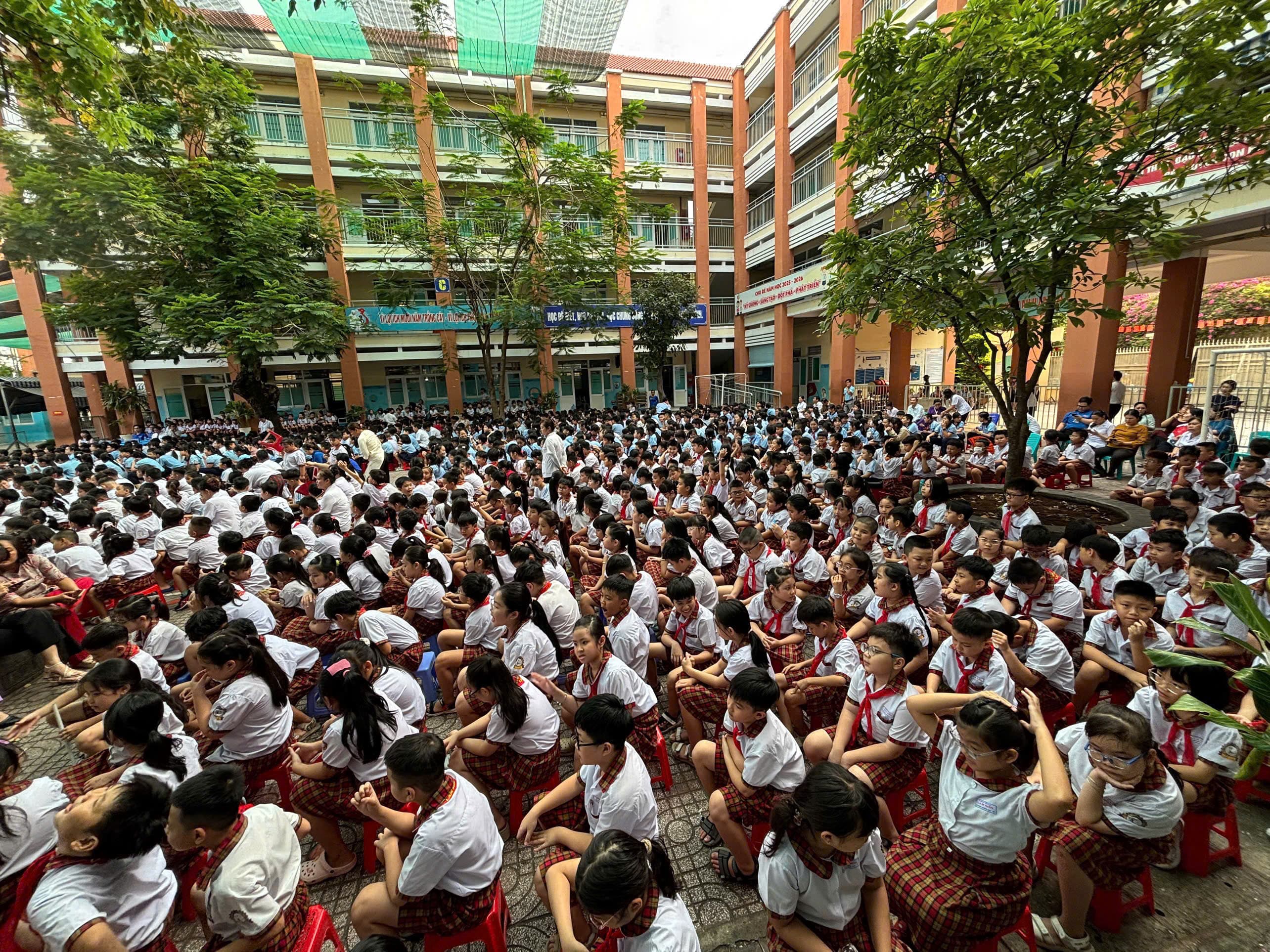 A shared moment capturing the spirit of the reading day - Lam Son Primary School
