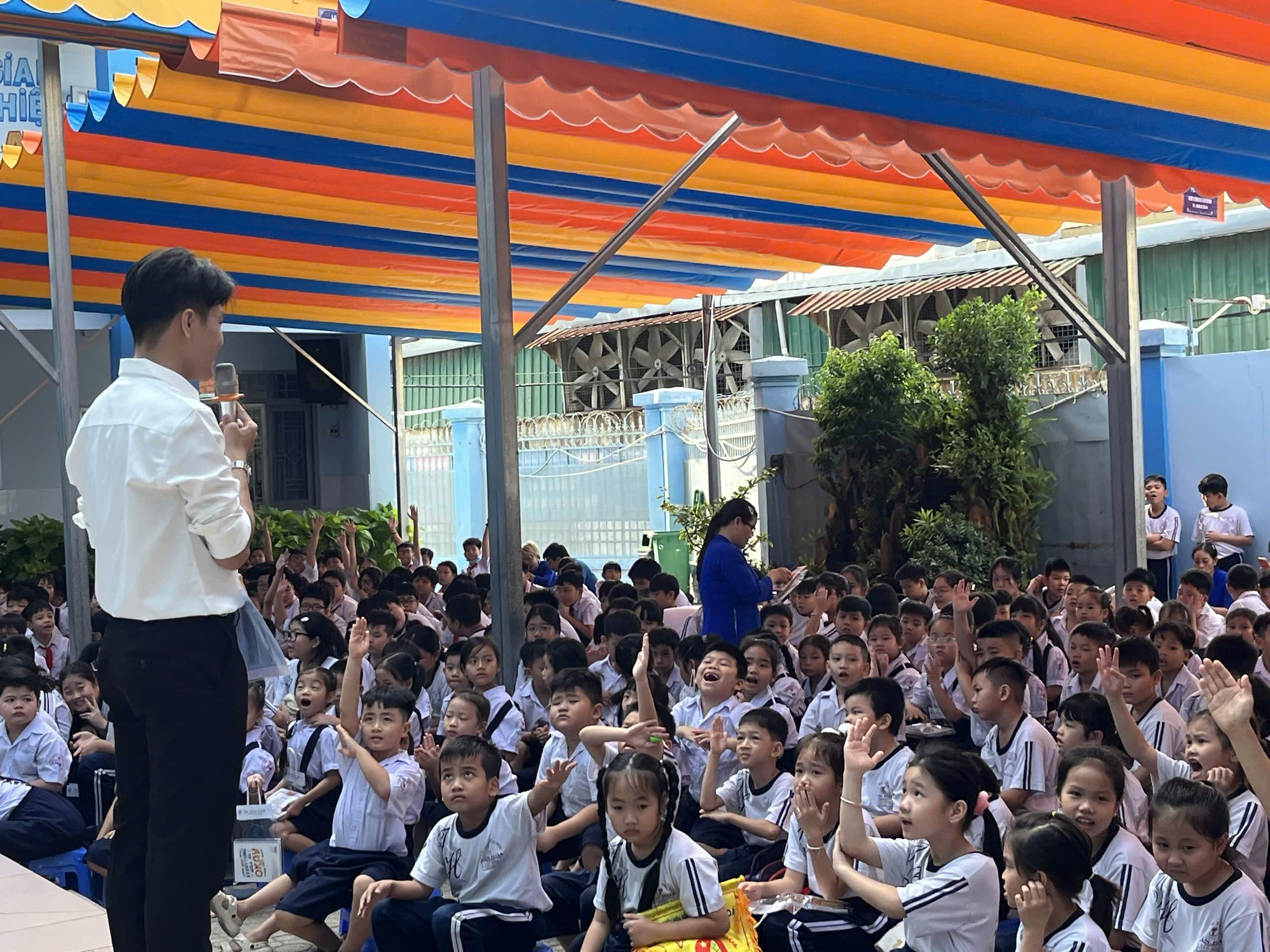 An open reading space taking shape on the school campus - Tan Hoa Primary School