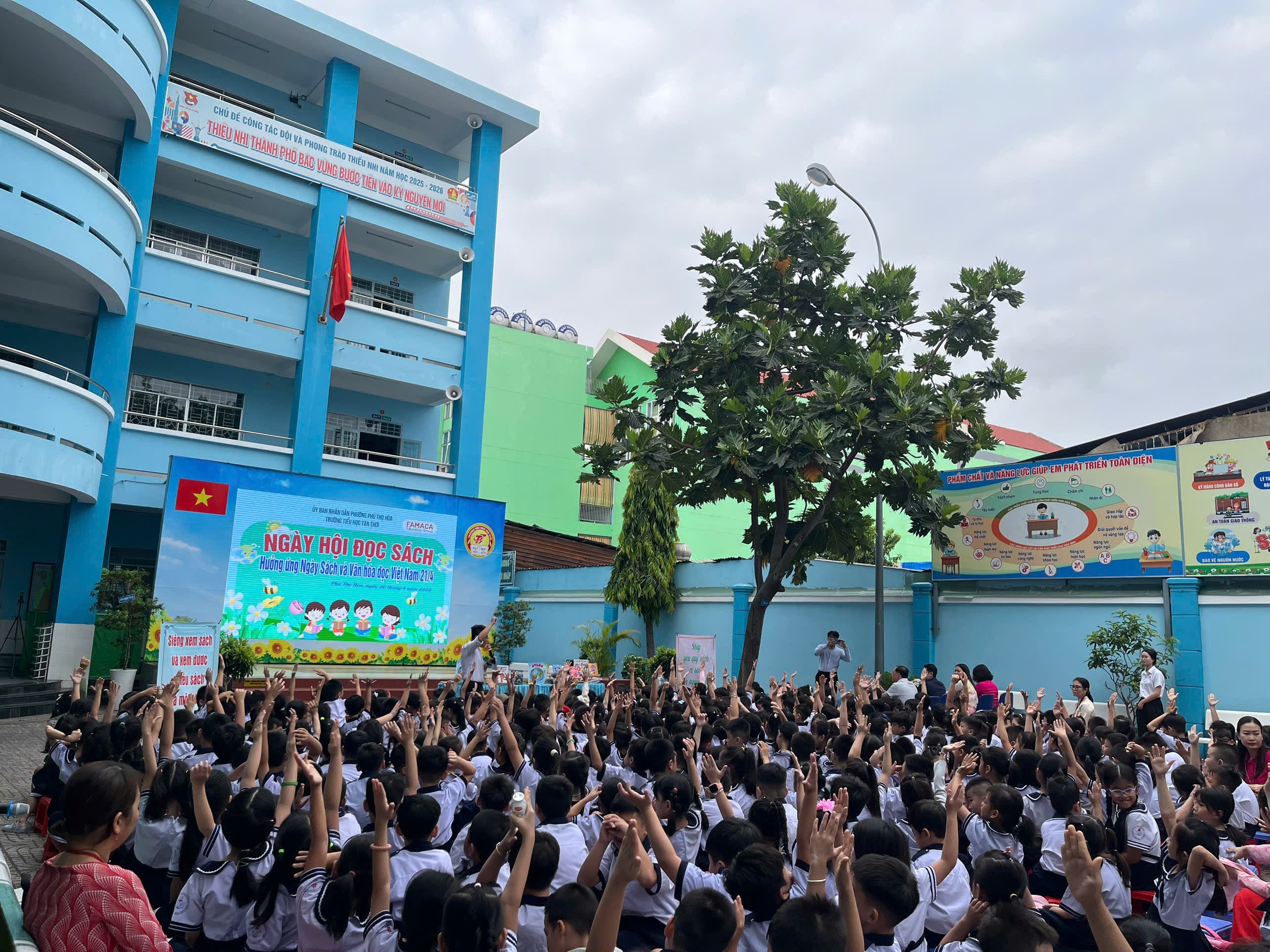A shared moment capturing the spirit of the reading day - Tan Thoi Primary School